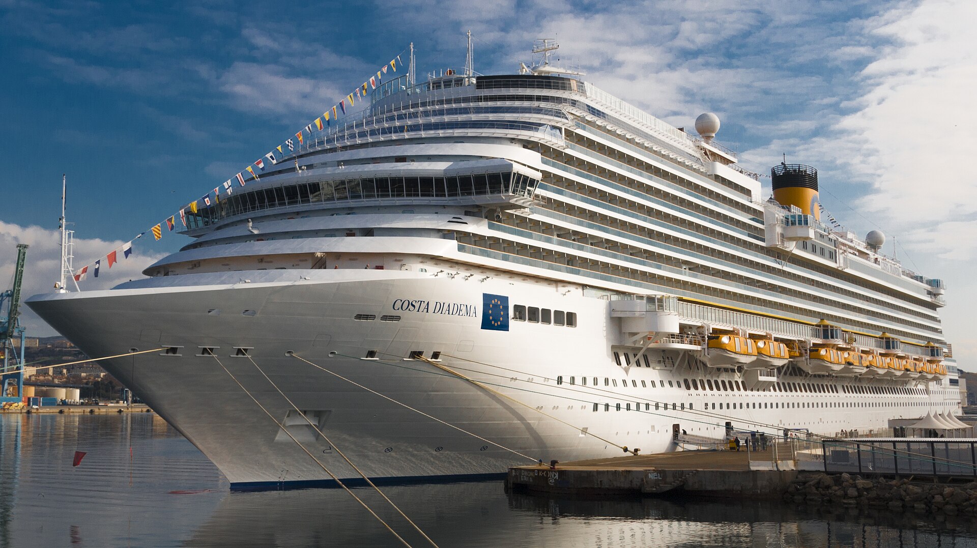 Fotografia real do navio Costa Diadema atracado, por Roman Hofer