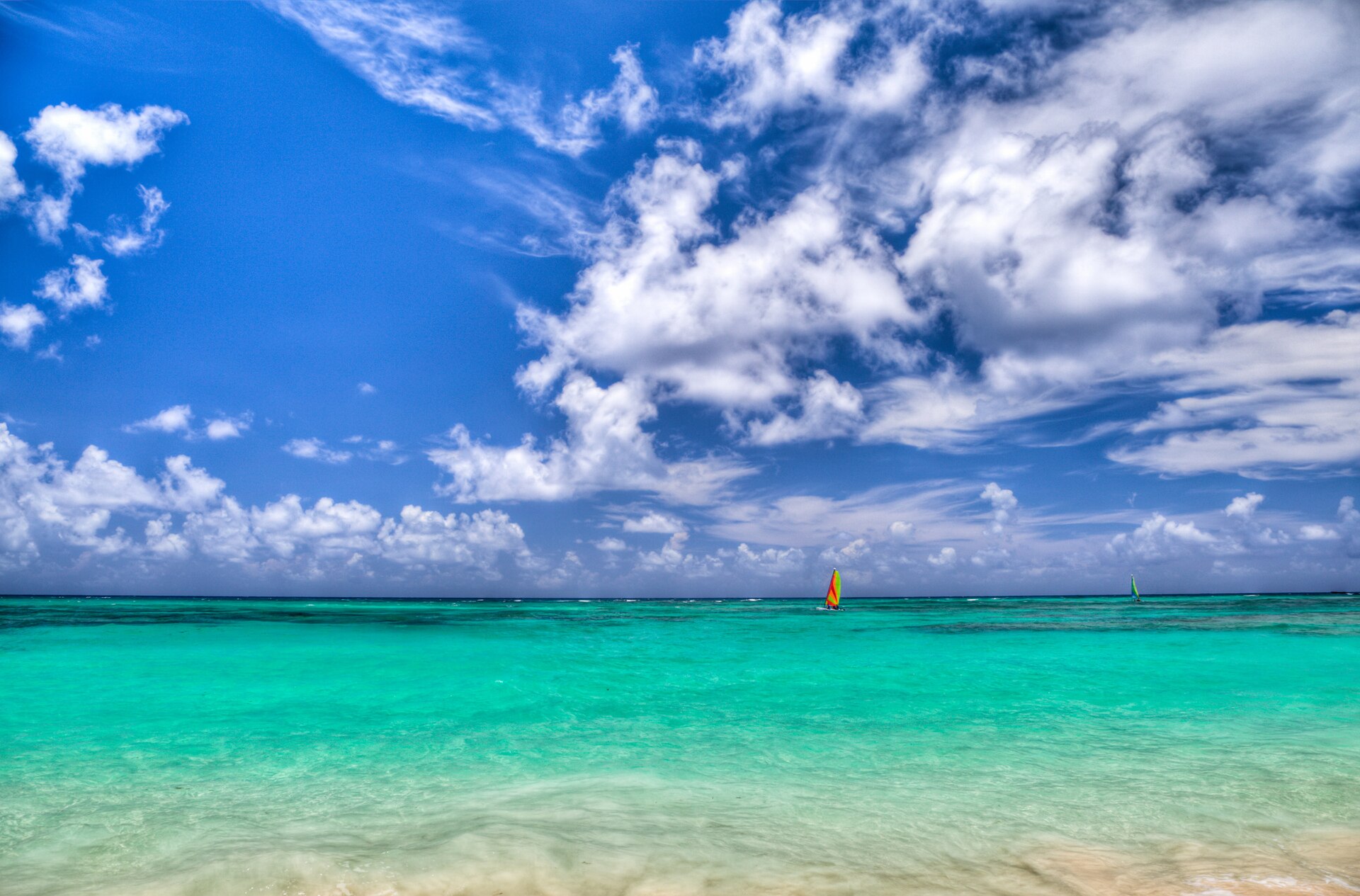 Mar azul-turquesa de Punta Cana, em fotografia real de Ben Kucinski